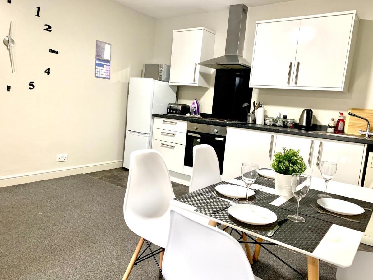 Free, Large Car Park Apartment Wakefield Exterior photo